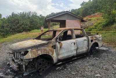 Satu rangka manusia rentung ditemui dalam sebuah kenderaan pacuan empat roda yang hangus terbakar di kawasan tanah perkuburan di Batu 3, Jalan Yong Peng, Ayer Hitam Batu Pahat. - Foto: IPD Batu Pahat.