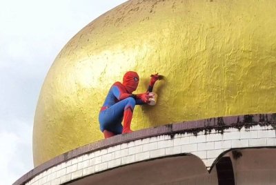 Aksi Spiderman mengecat kubah masjid menjelang Ramadan.