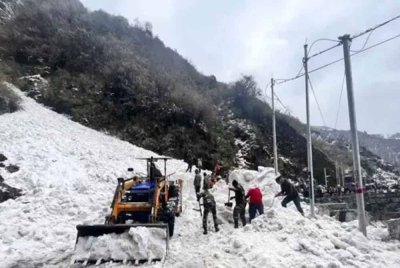 Lebih 50 pekerja yang terlibat dalam projek pembinaan jalan raya tertimbus akibat runtuhan salji di daerah Chamoli di Uttarakhand, India pada pagi Jumaat.