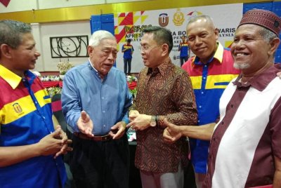 Chai Hock (dua dari kiri), Wan Md Razali(kiri) serta Shamsol Maarif (dua, kiri) beramah mesra bersama pesara bomba yang hadir dalam Majlis Apresiasi Pesara Bomba dan Waris di Ibu Pejabat JBPM Selangor pada Jumaat.