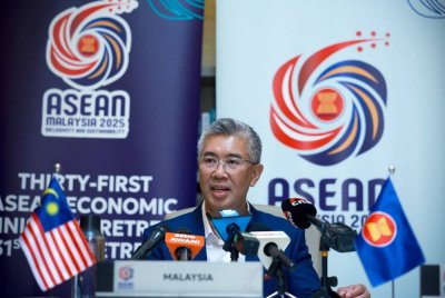 Tengku Zafrul semasa sidang media selepas mempengerusikan Pemukiman Menteri-Menteri Ekonomi ASEAN (AEM) ke-31 di Desaru, pada Jumaat. Foto Bernama