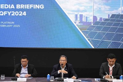 Pengerusi TNB, Tan Sri Abdul Razak Abdul Majid (tengah) bersama Ketua Pegawai Eksekutif TNB, Datuk Ir Megat Jalaluddin Megat Hassan (kiri) dan Ketua Pegawai Kewangan TNB, Badrulhisyam Fauzi ketika Taklimat Media Keputusan Kewangan TNB 2024 bertempat di Tower A, TNB Platinum pada Jumaat. FOTO SINAR HARIAN/ ROSLI TALIB.