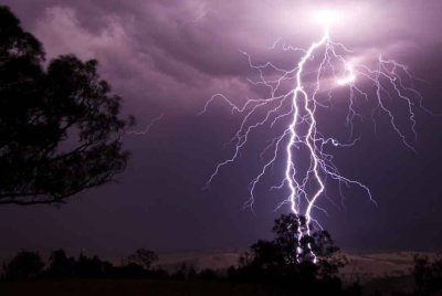MetMalaysia mengeluarkan amaran ribut petir, hujan lebat dan angin kencang di beberapa negeri hingga 9 malam ini. - Gambar hiasan