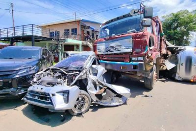 Salah sebuah kenderaan remuk akibat dirempuh lori di Jalan Duvanson berhadapan SK Tansau, Putatan.