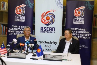 Tengku Zafrul (kiri) bersama Kim Hourn pada sidang media sempena Permukiman Menteri-Menteri Ekonomi ASEAN (AEM) ke-31 di Desaru pada Jumaat.