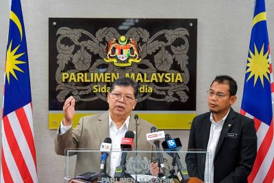 Johari bercakap pada sidang media Berhubung RUU Perkhidmatan Parlimen di Bangunan Parlimen, pada Jumaat. Foto Bernama