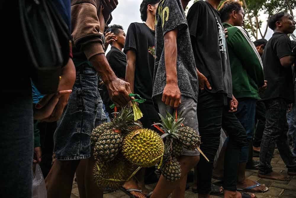 Pengunjung membawa pulang durian dan nenas semasa berakhirnya festival berkenaan.
