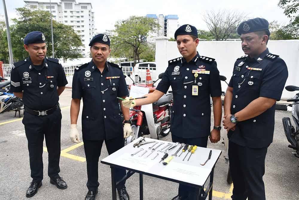 Mohd Iqbal menunjukkan peralatan yang kerap digunakan oleh penjenayah.