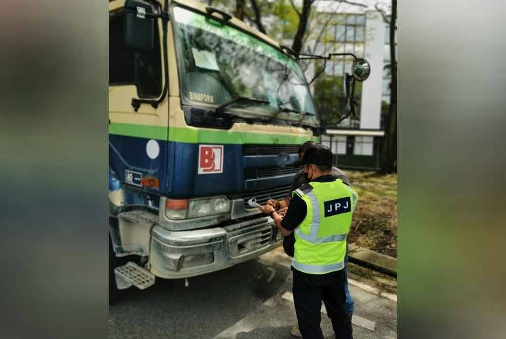 Anggota JPJ mengambil tindakan terhadap pemandu lori yang didapati melakukan kesalahan guna hon tenonet.