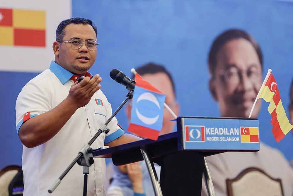 Amirudin menyampaikan ucapan pada Majlis Perasmian Perdana Mesyuarat Agung Tahunan Cabang, Wanita dan Angkatan Muda Keadilan (AMK) Negeri Selangor di sebuah hotel malam ini. Foto Bernama