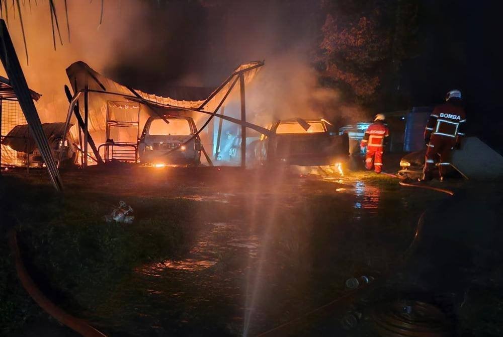 Kebakaran memusnahkan sebuah rumah dan dua dilaporkan maut dalam kejadian di Kampung Limbanak, Penampang.