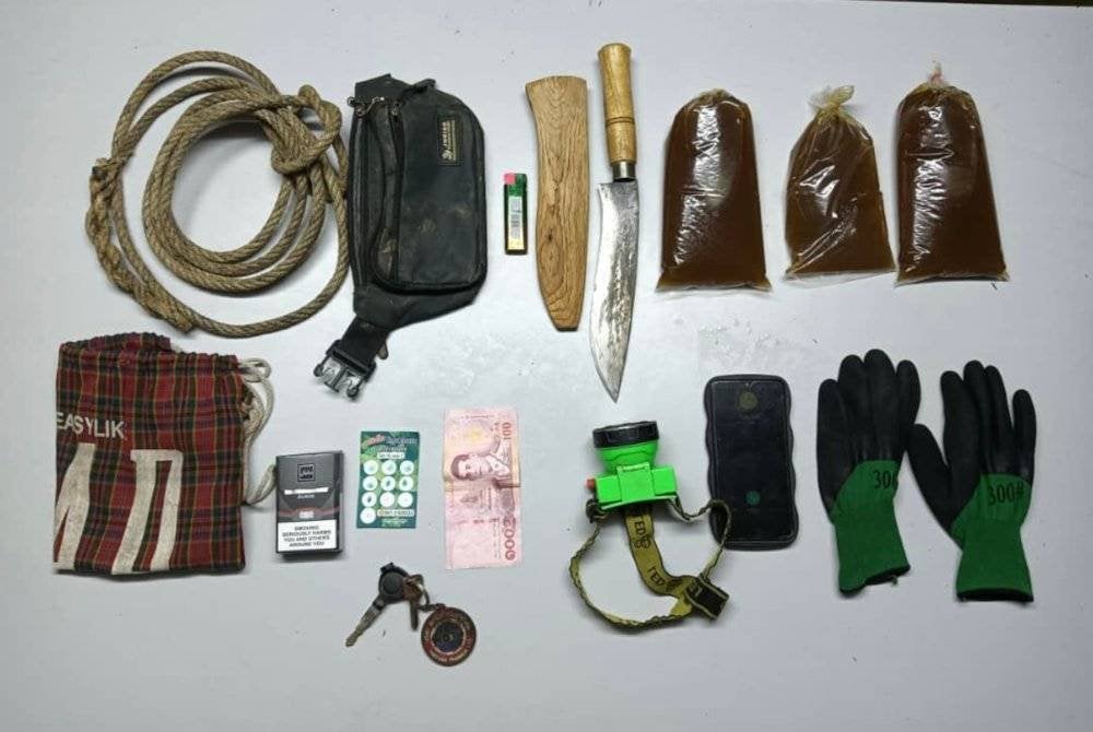 Barangan yang dirampas daripada suspek termasuk air ketum.