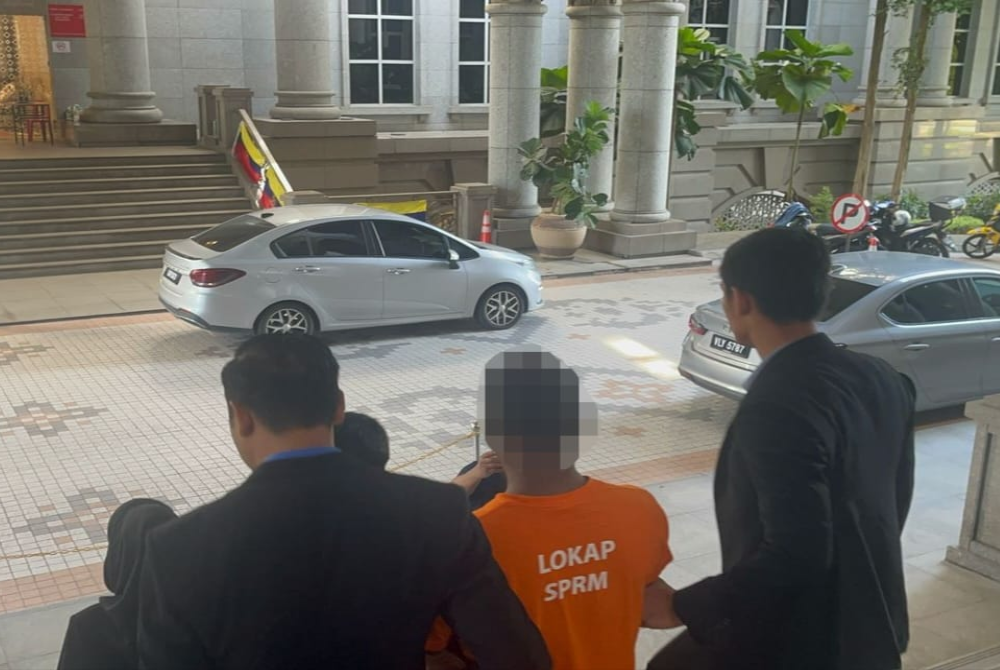 Seorang wartawan sebuah portal tempatan direman empat hari untuk membantu siasatan kes rasuah.