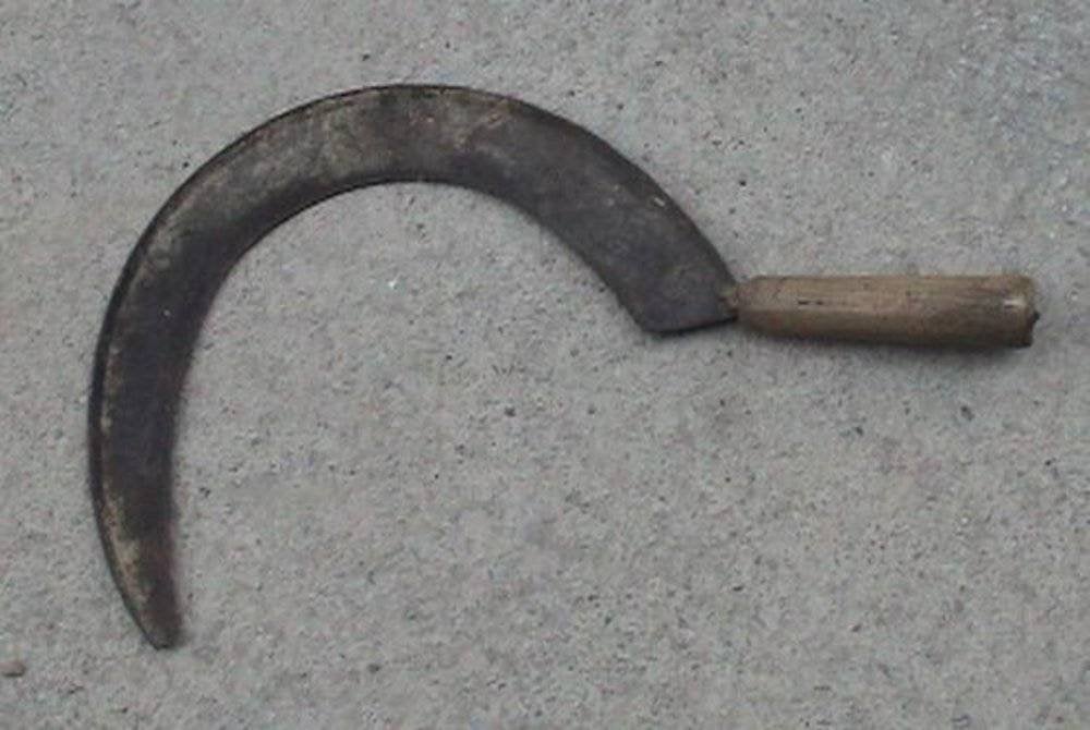 Seorang ejen pelancongan parah dilibas sabit gara-gara berebut pelanggan. Gambar hiasan.