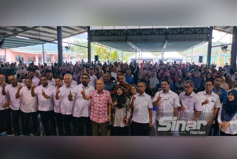 Penerima yang hadir bergambar kenangan bersama Wan Rosdy (tengah) dalam majlis tersebut pada Sabtu.
Foto Sinar Harian