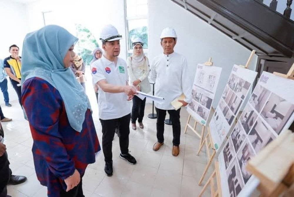 Onn Hafiz (dua dari kiri) melawat projek Rumah Pesona Johor (RPJ) yang sepatutnya siap tahun lalu. Foto Facebook Onn Hafiz