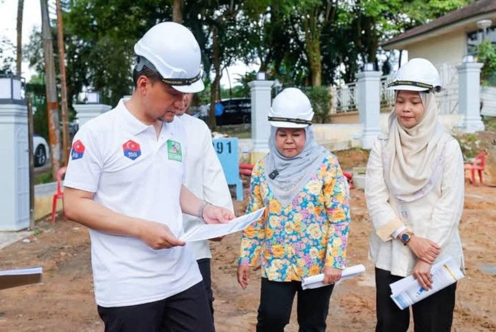 Onn Hafiz ( kiri) melawat projek Rumah Pesona Johor (RPJ) yang sepatutnya siap tahun lalu. Foto Facebook Onn Hafiz