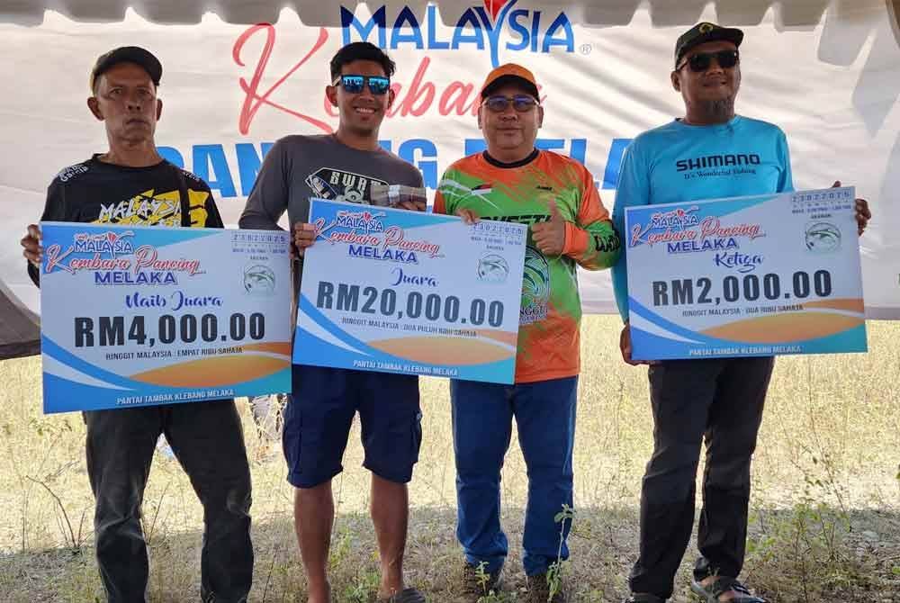 Amir (dua dari kanan) bersama para pemenang pertandingan Kembara Pancing Melaka di Pantai Tambak Klebang Ahad lalu.