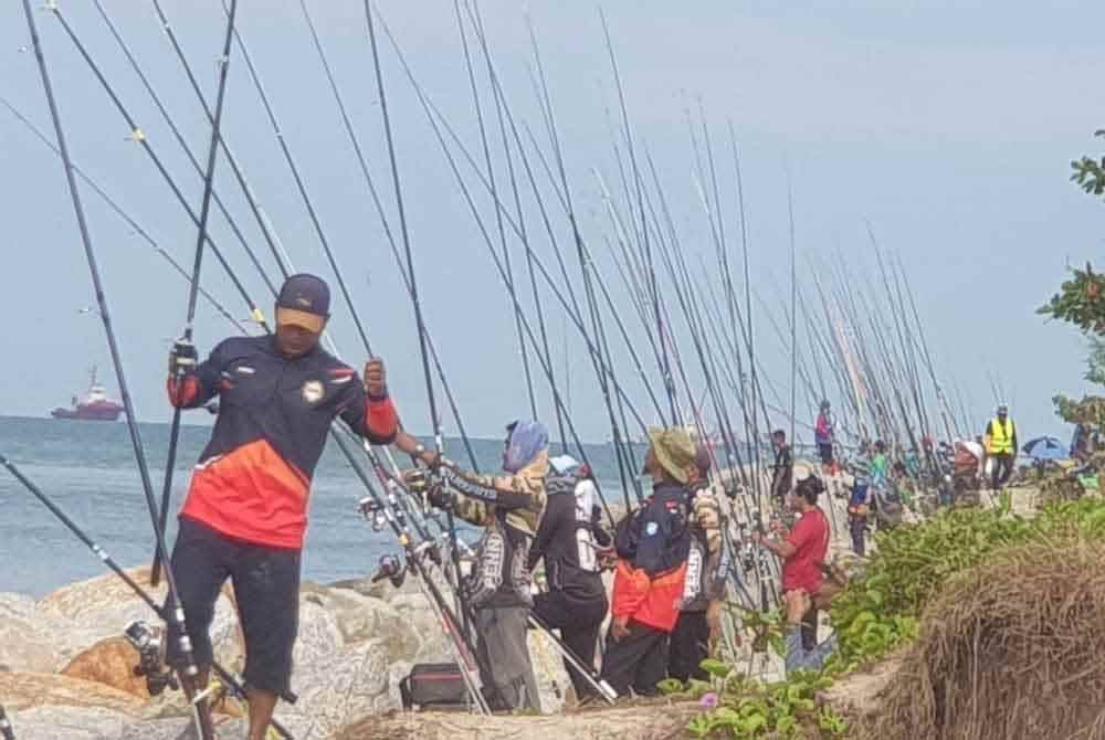 Sebahagian daripada peserta yang menyertai Kembara Pancing Melaka.