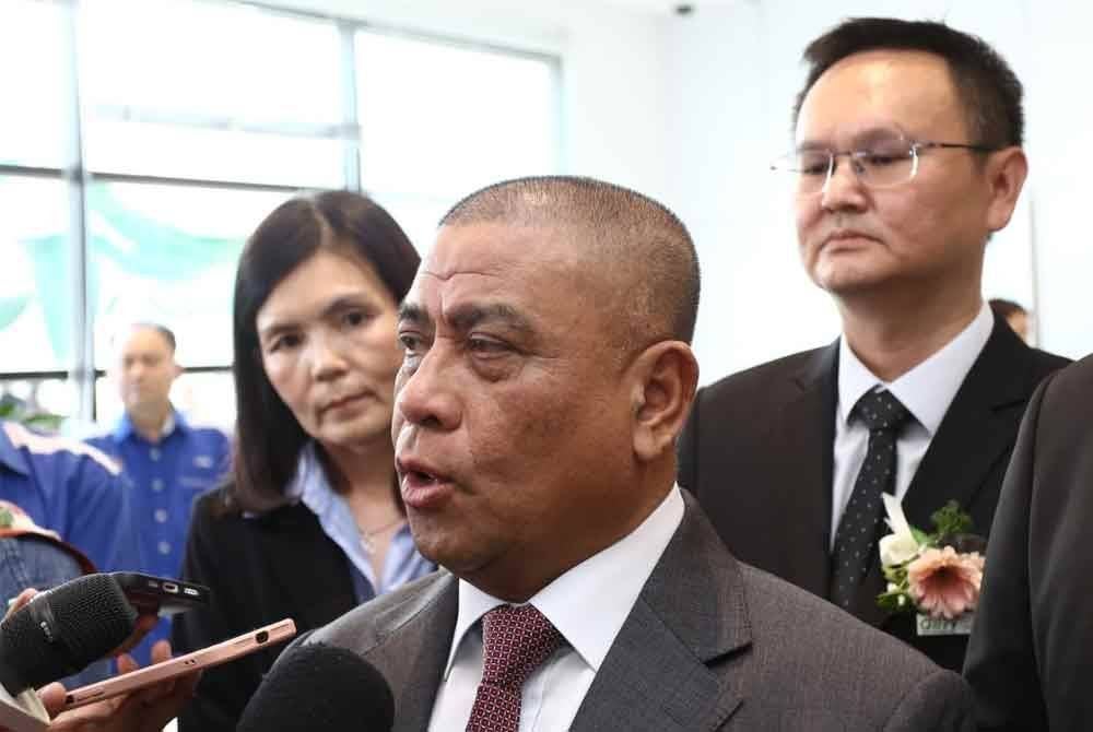 Saarani bercakap kepada pemberita selepas merasmikan pembukaan kilang Green Excel Manufacturing Sdn Bhd di Kamunting pada Sabtu.