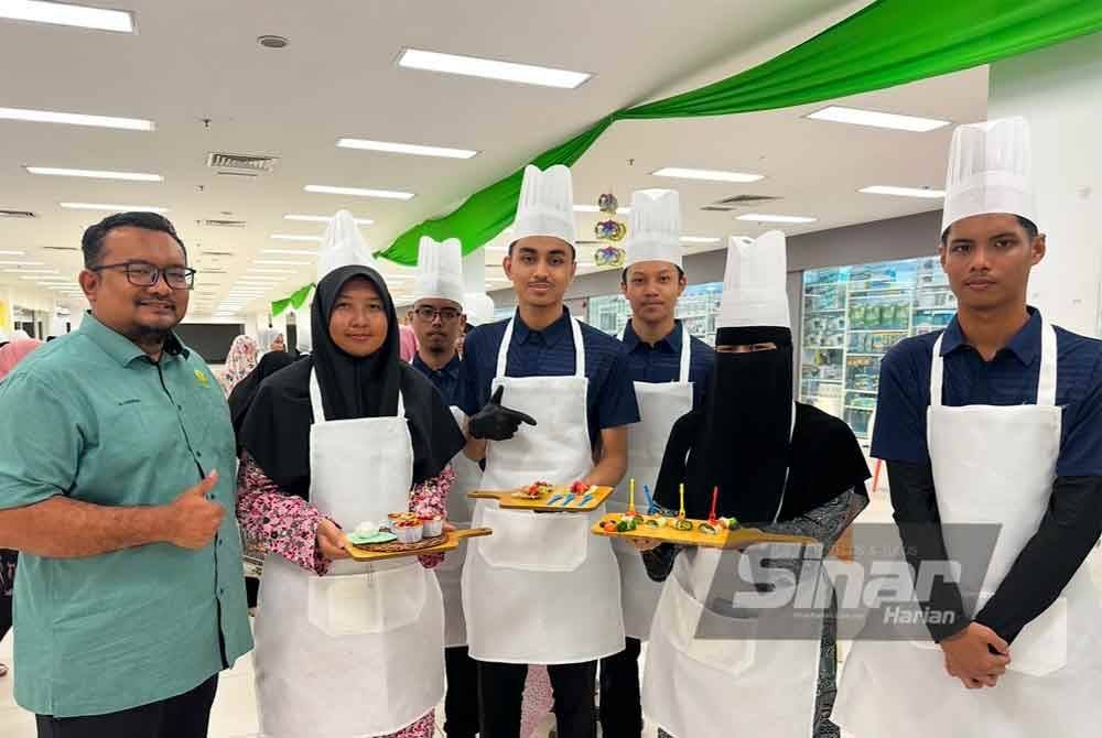 Ahmad Hazman (kiri) melihat hidangan yang disediakan pelajar pada PAKK Masterchef. FOTO SINAR HARIAN/ADILA SHARINNI WAHID