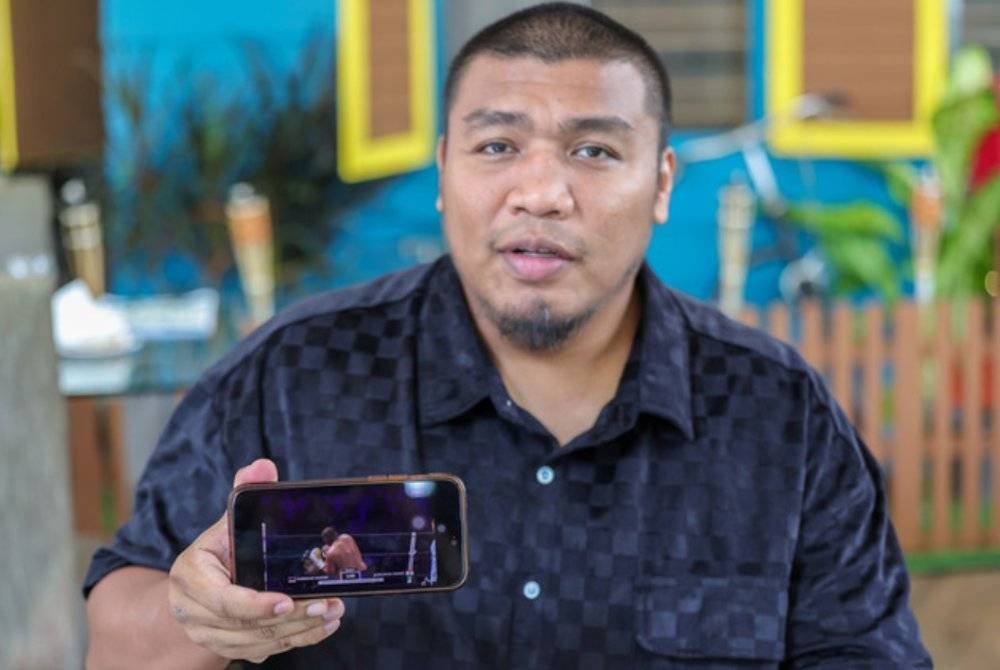 Muhamad Farkhan menunjukkan rakaman pertarungannya kepada pemberita selepas menjuarai Kejohanan Antarabangsa Tinju Johor (JIBC) 2025 pada 16 Februari lalu. Foto Bernama