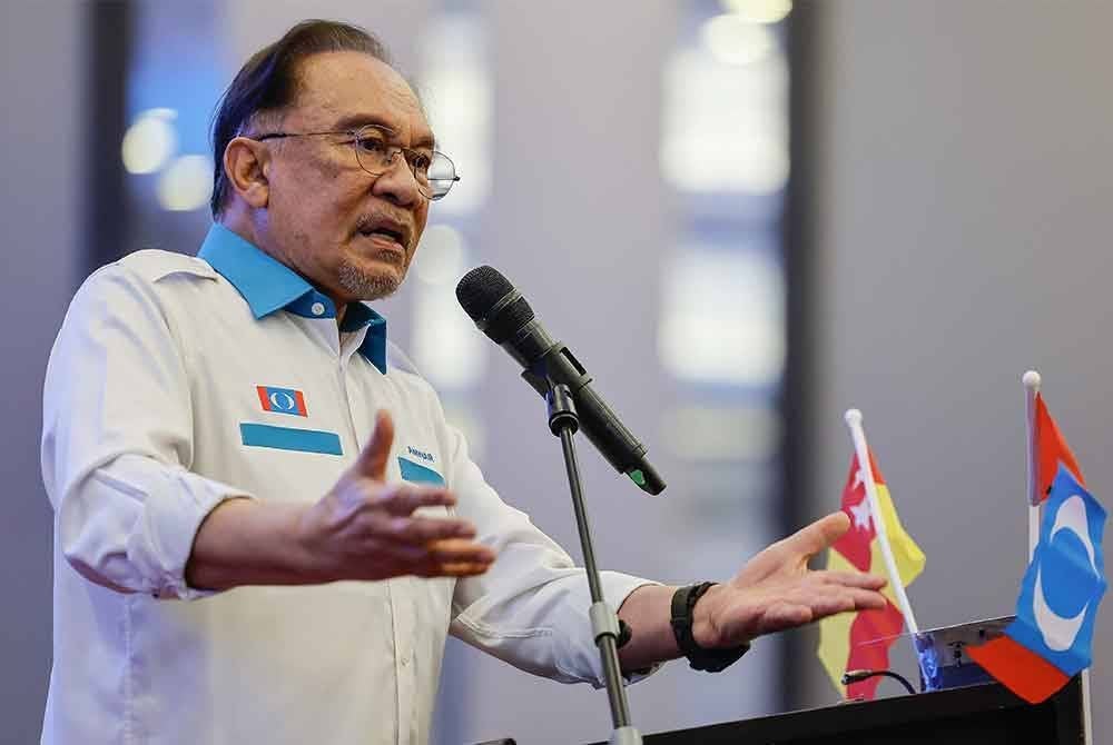 Anwar menyampaikan ucapan pada Majlis Perasmian Perdana Mesyuarat Agung Tahunan Cabang, Wanita dan Angkatan Muda Keadilan (AMK) Negeri Selangor di sebuah hotel. Foto Bernama