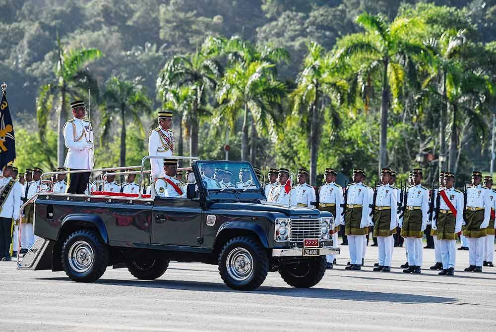 Muhammad Hafizuddeain memeriksa perbarisan pada Hari Tentera Darat ke-92 di Dataran Panglima Tentera Darat, Kem Perdana Sungai Besi pada Sabtu. Foto Bernama