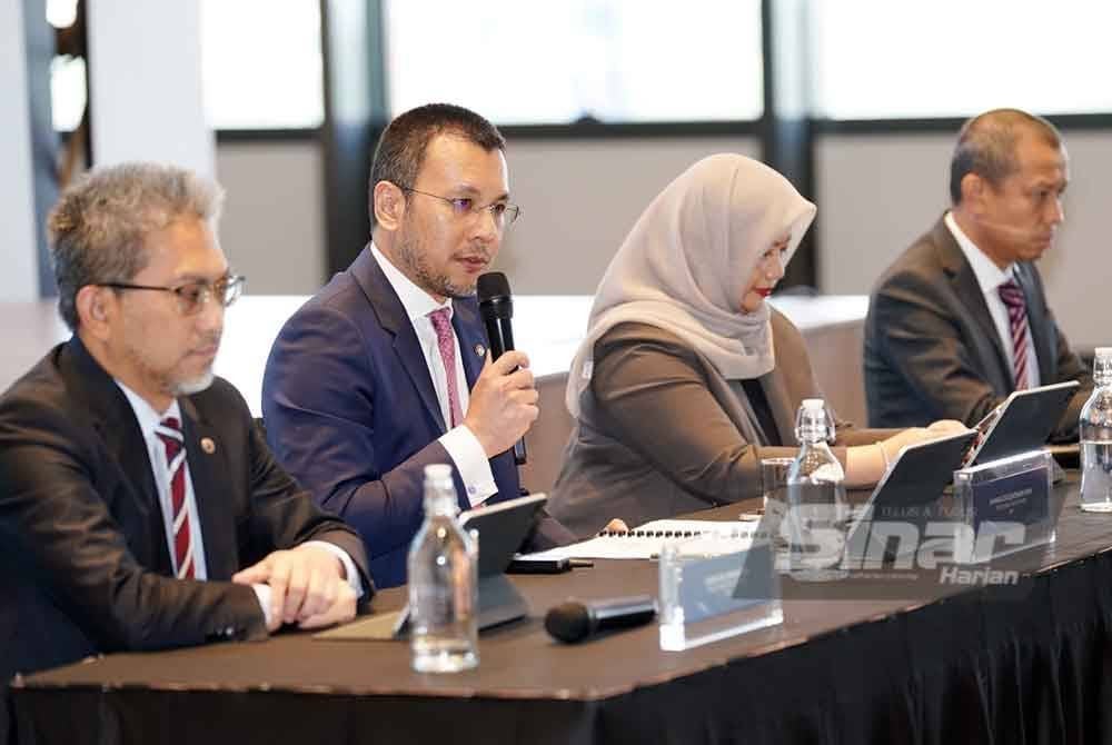 Ahmad Zulkarnain (dua dari kiri) pada Taklimat Prestasi Kewangan KWSP 2024 pada Sabtu. Foto Sinar Harian/ROSLI TALIB