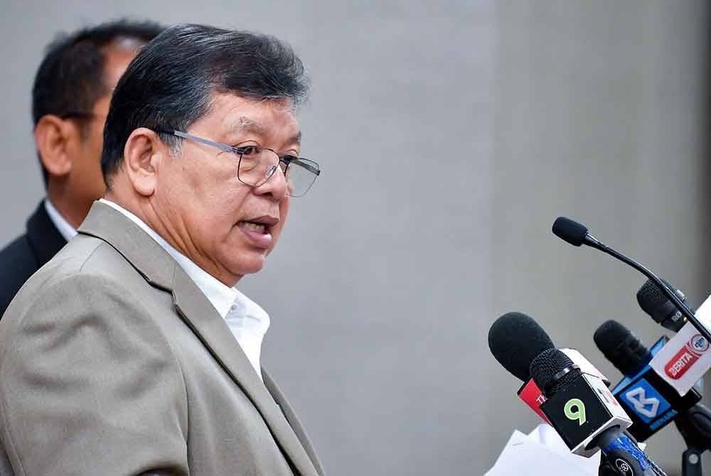 Johari bercakap pada sidang media berhubung RUU Perkhidmatan Parlimen di Bangunan Parlimen. Foto Bernama