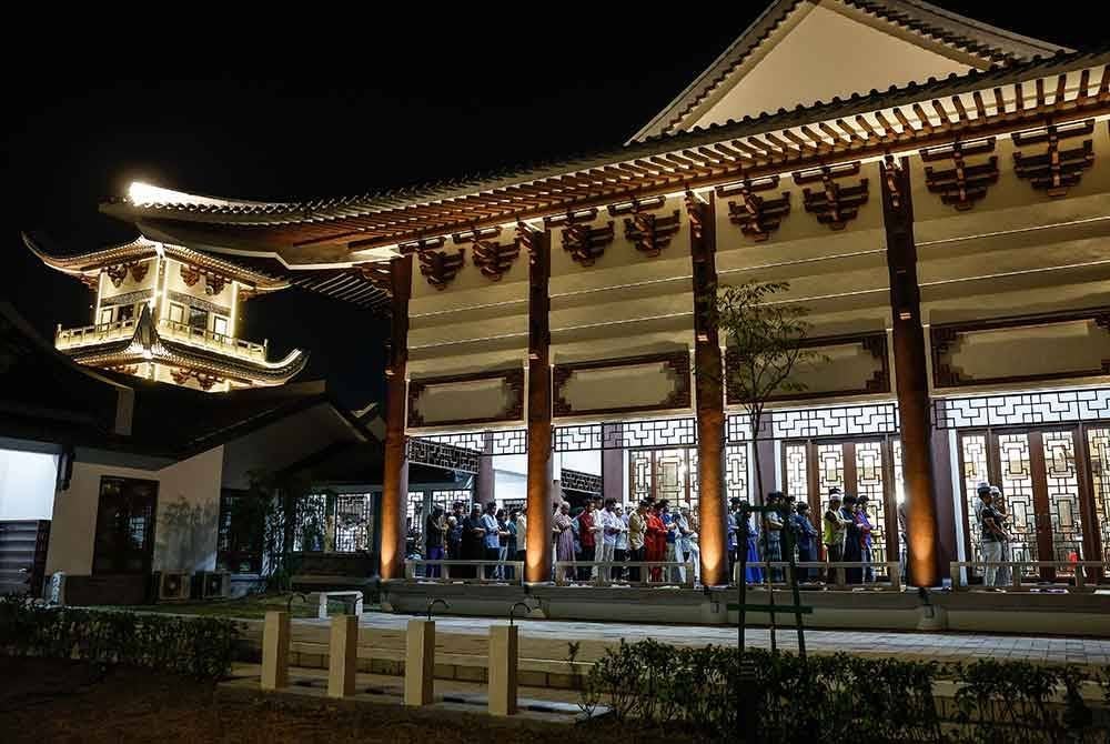 Umat Islam membanjiri Masjid Jamek Cina Muslim, Klang bagi mendirikan solat sunat tarawih pertama pada bulan Ramadan. Foto Bernama