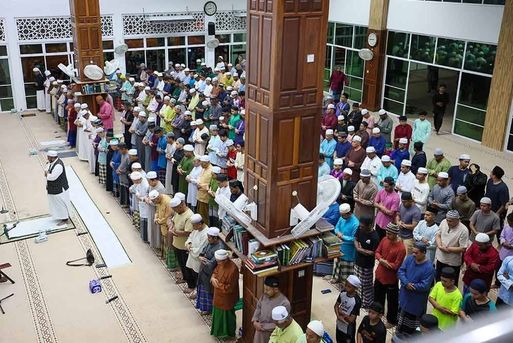Umat Islam Terengganu menunaikan solat sunat tarawih pada malam 1 Ramadan 1446H di Masjid Al-Ikhwan Gelong Bilal, malam Sabtu. Foto Bernama
