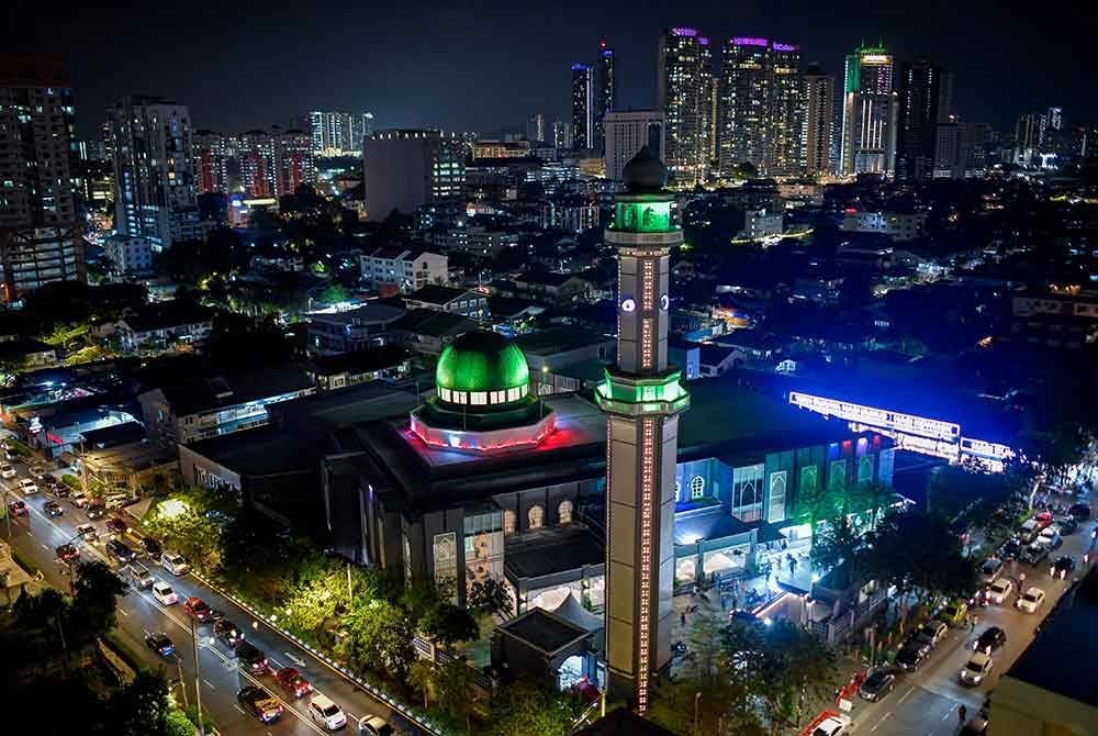 Umat Islam hadir ke Masjid Jamek Kampung Baru untuk menunaikan solat sunat tarawih berjemaah pada malam pertama Ramadan ketika tinjauan malam Sabtu. Foto Bernama