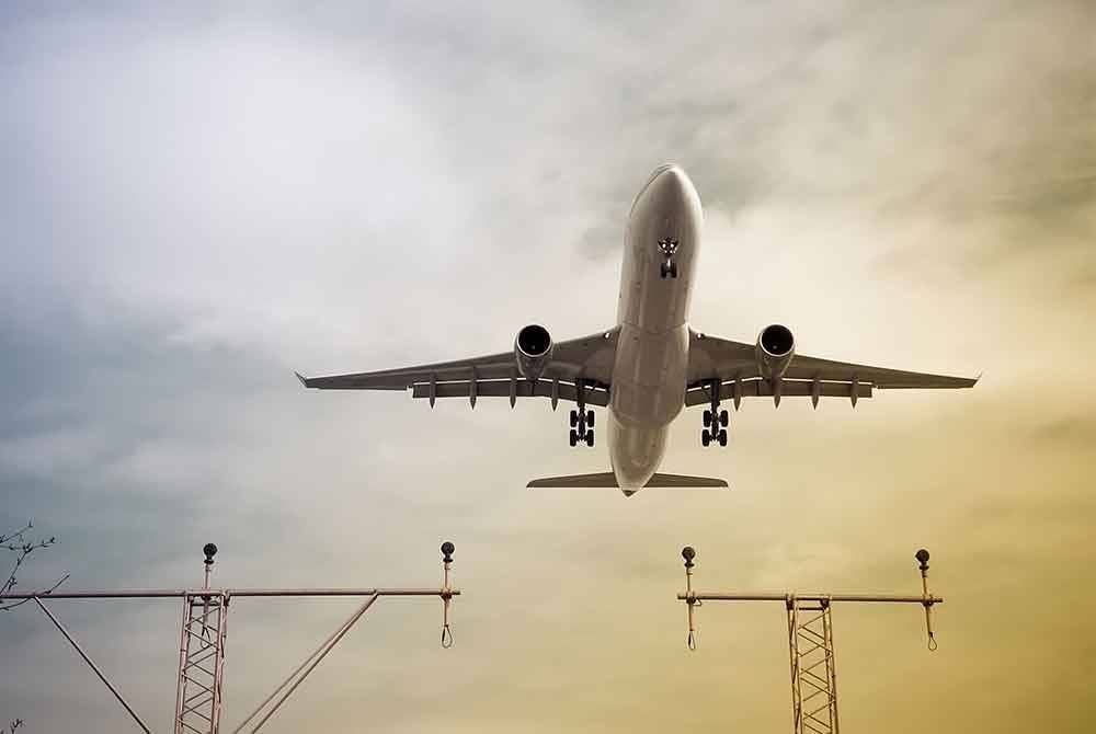 Kerajaan Indonesia mengurangkan harga tiket penerbangan kelas ekonomi domestik sebanyak 13 hingga 14 peratus sempena Aidilfitri. Foto hiasan 123RF