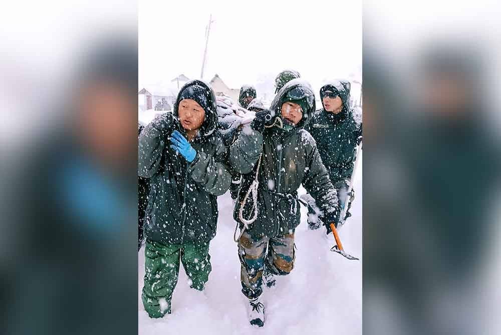 Pasukan penyelamat membawa pekerja Organisasi Jalan Sempadan selepas kejadian runtuhan salji berhampiran perkampungan Mana di daerah Chamoli. Foto AFP