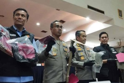 Polis Metro Jakarta Timur menunjukkan bahan bukti berhubung kes berkenaan.- Foto: Agensi