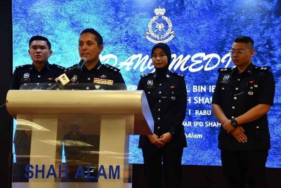 Mohd Iqbal dalam sidang akhbar mengenai kejayaan polis menumpaskan kumpulan penjenayah di Shah Alam, Selangor.