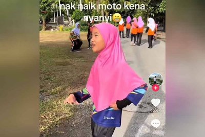 Tangkap layar video Azalia menyanyi di TikTok.