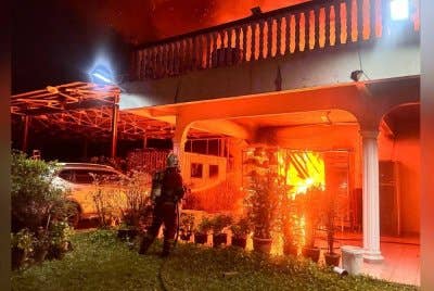 Kebakaran membabitkan sebuah rumah jenis banglo. Foto Bomba Negeri Sembilan