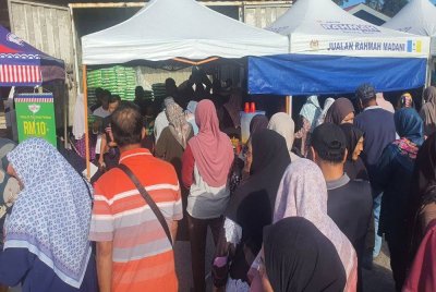 Orang ramai berbaris bagi membeli beras putih tempatan yang dijual di Jualan Rahmah Madani di pekarangan Masjid Al-Hidayah Kampung Lahar Tiang, Kepala Batas pada Ahad.