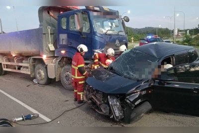 Keadaan MPV dan lori remuk selepas terlibat kemalangan.