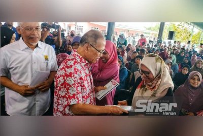 Wan Rosdy (dua dari kiri) menyerahkan sumbangan kepada penerima.
Foto Sinar Harian