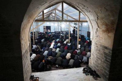 Rakyat Palestin menunaikan solat Tarawih pertama di Semenanjung Gaza di celah runtuhan masjid pada Jumaat malam. Foto Agensi