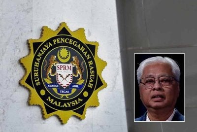 Empat bekas pegawai termasuk dua individu bergelar Datuk yang mempunyai kaitan dengan Ismail Sabri telah direman oleh SPRM pada 21 Februari lalu kerana disyaki terbabit dalam rasuah. Gambar kecil: Ismail Sabri
