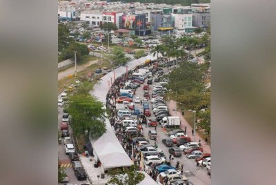 Suasana bazar Ramadan di BSAS yang merupakan terpanjang di Perak pada tahun lalu.
