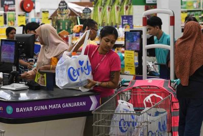 Orang ramai menggunakan beg kitar semula semasa membeli-belah di sebuah pasar raya di Pulau Pinang pada Sabtu. Foto Bernama