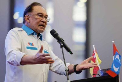 Anwar menyampaikan ucapan pada Majlis Perasmian Perdana Mesyuarat Agung Tahunan Cabang, Wanita dan Angkatan Muda Keadilan (AMK) Negeri Selangor di sebuah hotel. Foto Bernama