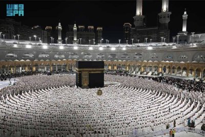 Ribuan jemaah berhimpun di Masjidil Haram pada Jumaat malam bagi menunaikan solat Isyak dan tarawih. Foto SPA