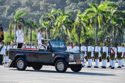 Muhammad Hafizuddeain memeriksa perbarisan pada Hari Tentera Darat ke-92 di Dataran Panglima Tentera Darat, Kem Perdana Sungai Besi pada Sabtu. Foto Bernama