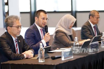 Ahmad Zulkarnain (dua dari kiri) pada Taklimat Prestasi Kewangan KWSP 2024 pada Sabtu. Foto Sinar Harian/ROSLI TALIB